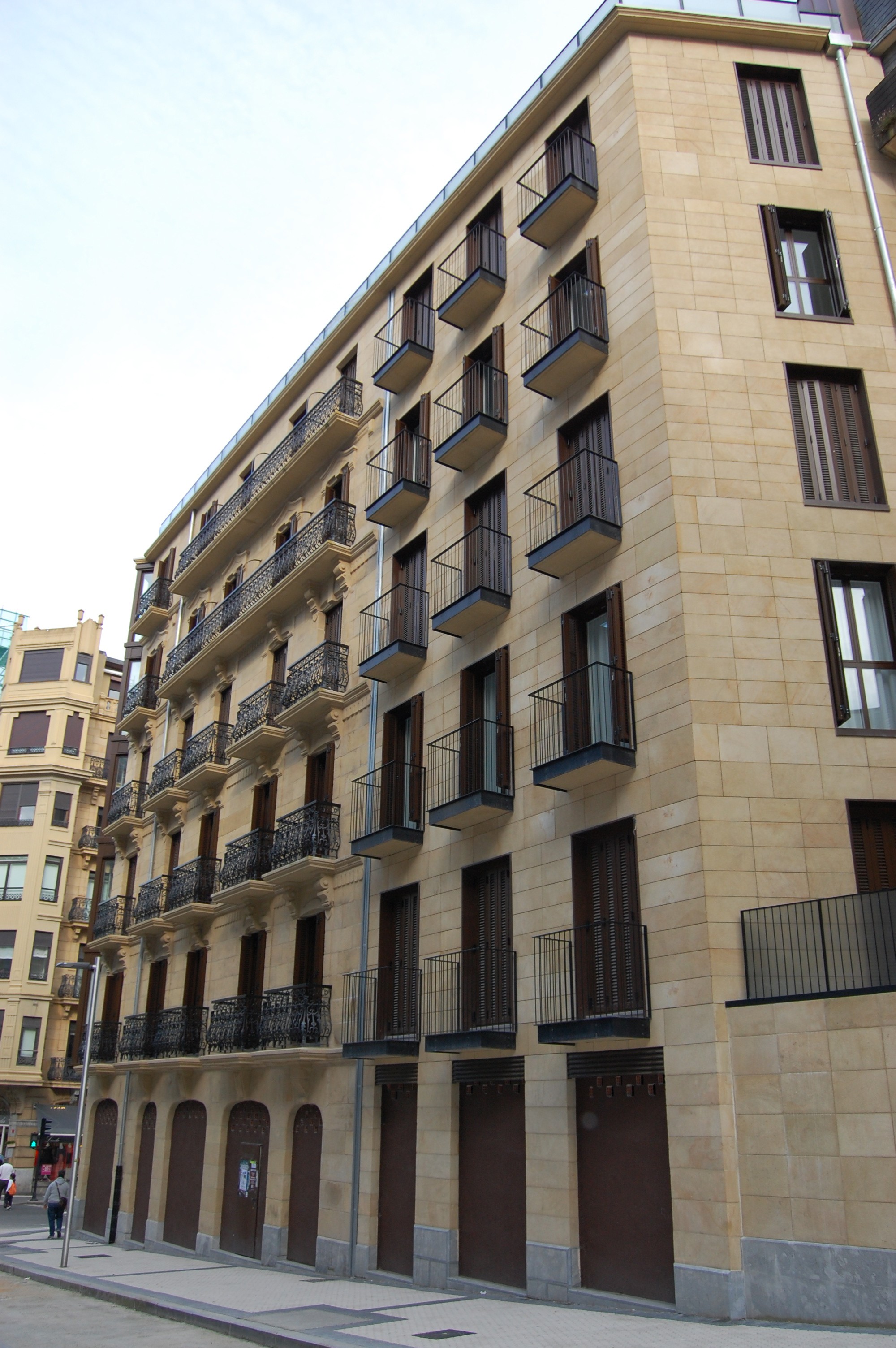fachada-ventilada-arenisca-harri-construcciones-mamposter-a